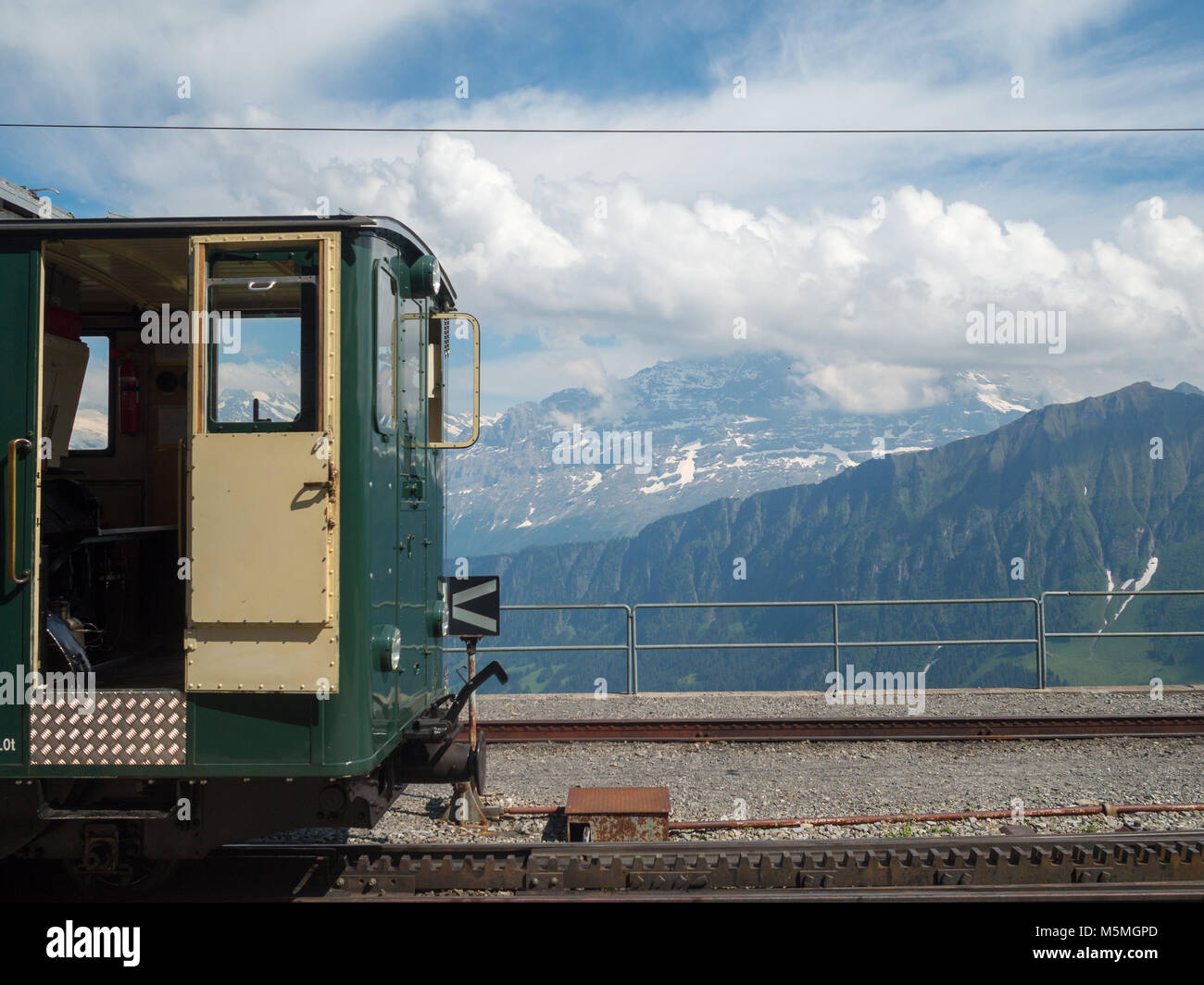 Schynige Platte Lokomotive mit Berner Alpen im Hintergrund Stockfoto