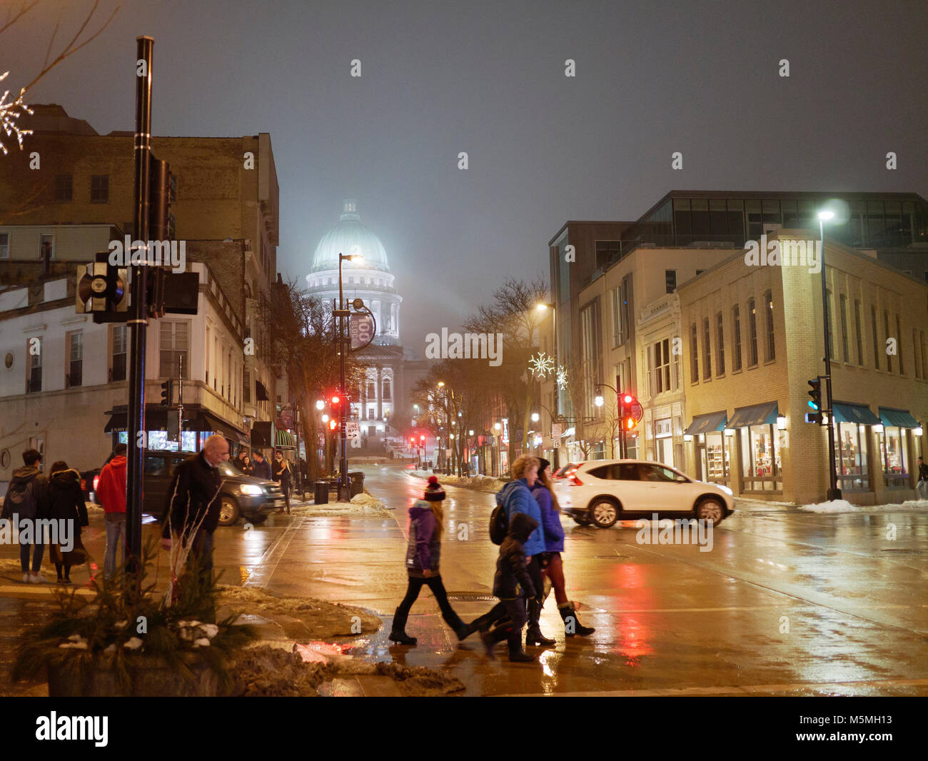 Nacht Szene Auf Der State Street State Capitol Im Hintergrund Downtown Madison Wisconsin Stockfotografie Alamy