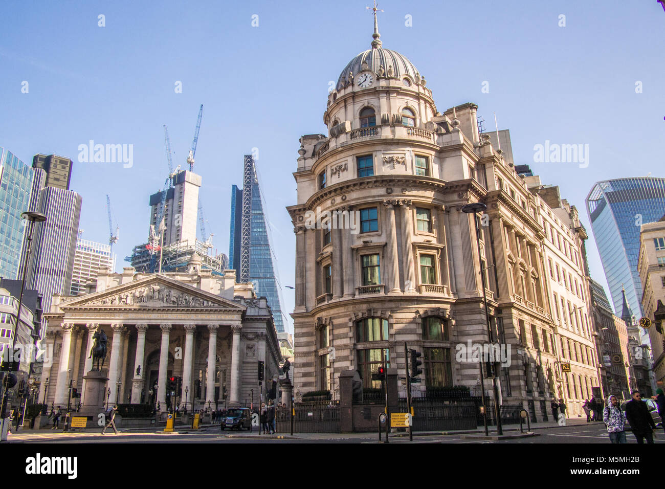 Royal Exchange (links) Einkaufszentrum mit dem berühmten Wolkenkratzer der 'Käsereibe" (Mitte links) und "Walkie Talkie" (ganz rechts). London. Stockfoto
