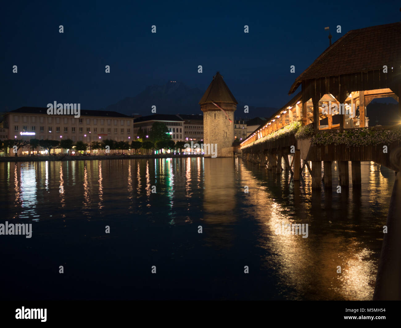 Luzern Kapellbrücke in Reuss bei Nacht Stockfoto