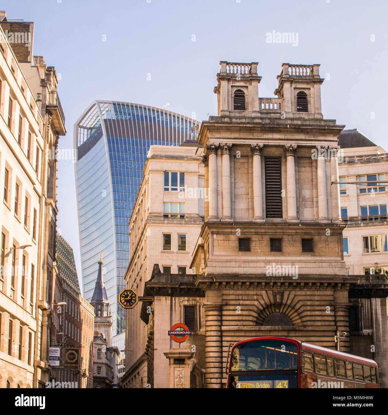 Mit Blick auf die "Walkie Talkie" Sky Scraper Gehäuse der 'Sky Garden'. London. Stockfoto