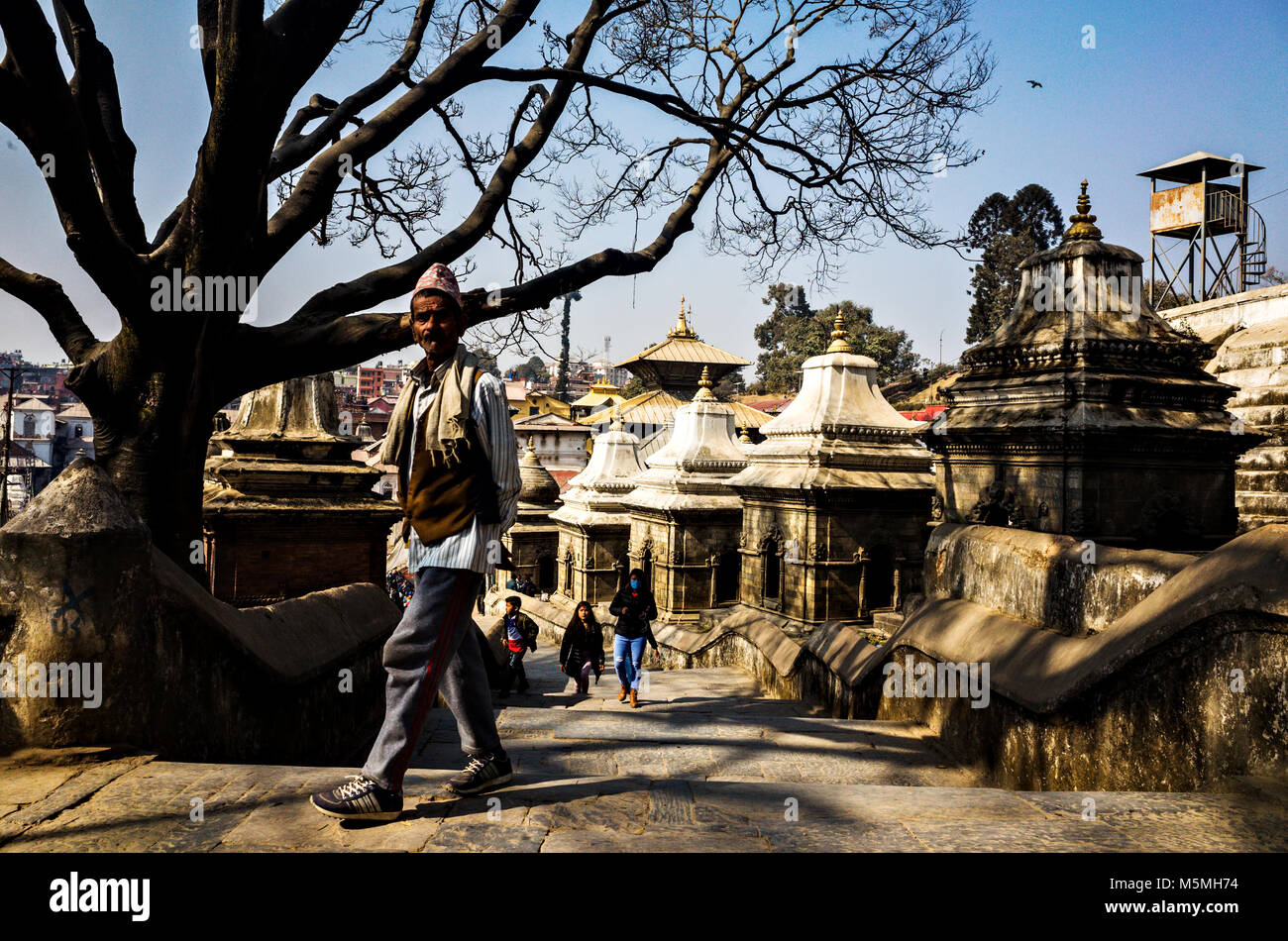 Menschen zu Fuß auf der Straße von Pashupatinath Tempel Komplex, Kathmandu Stockfoto
