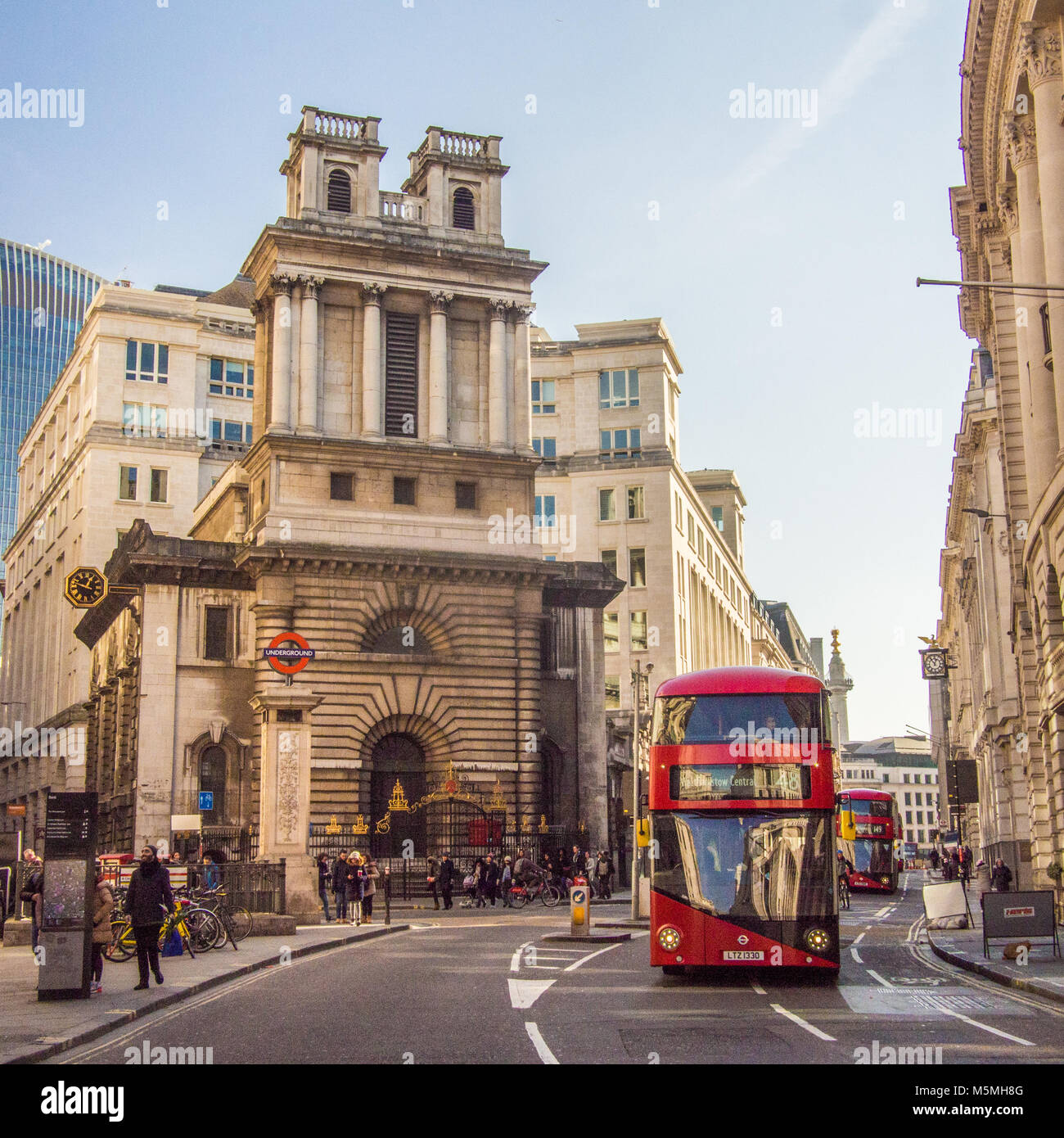 Die London Street Szene in der Nähe der Royal Exchange Stockfoto