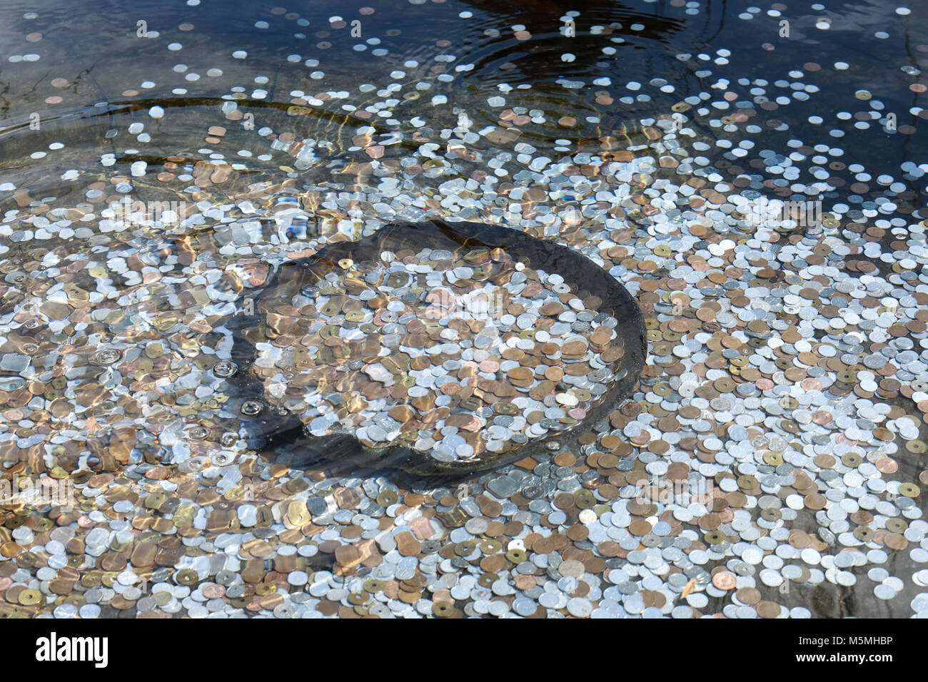 Münzen in einem Teich in für gutes Glück geworfen Stockfoto