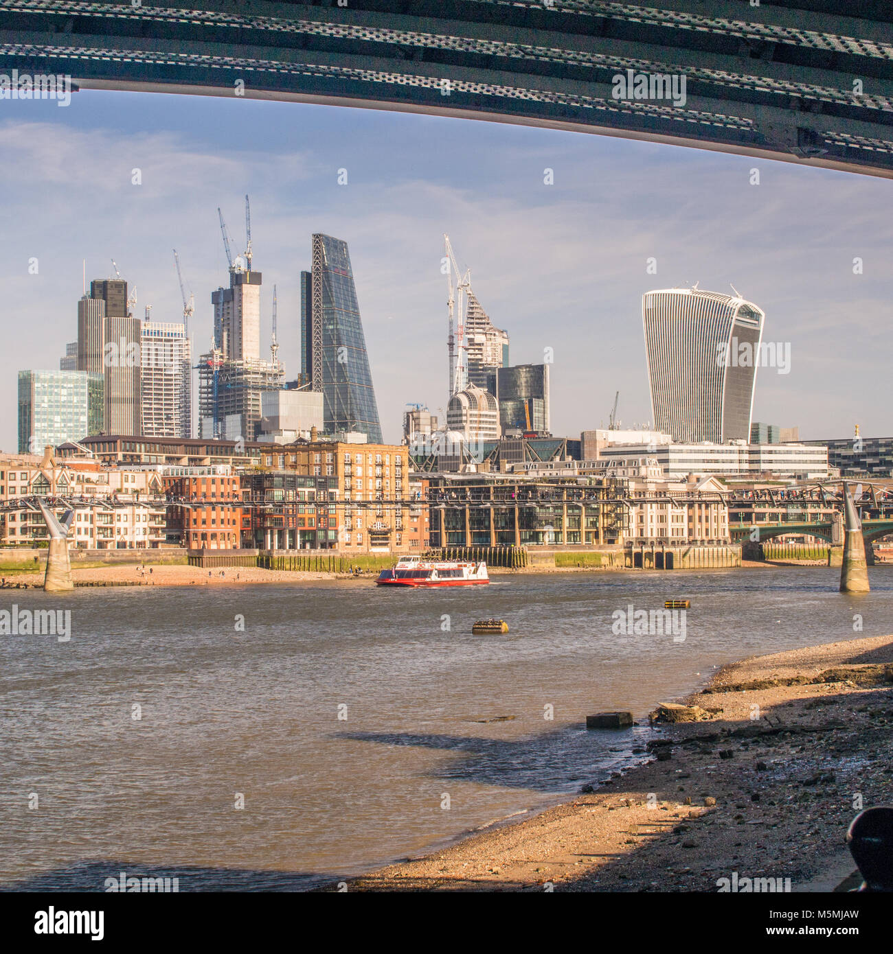 Mit Blick auf die 'Käsereibe" (Mitte links) und Walkie Talkie (Rechts) Gehäuse der Sky Garden. Millenium Bridge Stockfoto