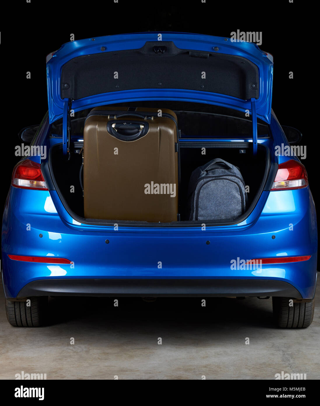 Gepäck stehen auf moderne Kofferraum auf schwarzem Hintergrund Stockfoto