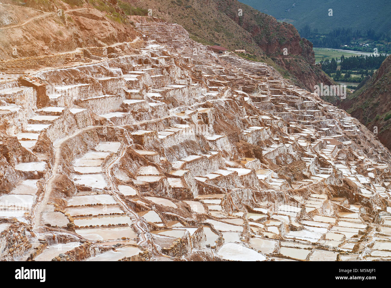 Natürliche Salzbergwerk in Peru. Braun Pools für die Verdunstung von Wasser aus Salz Stockfoto