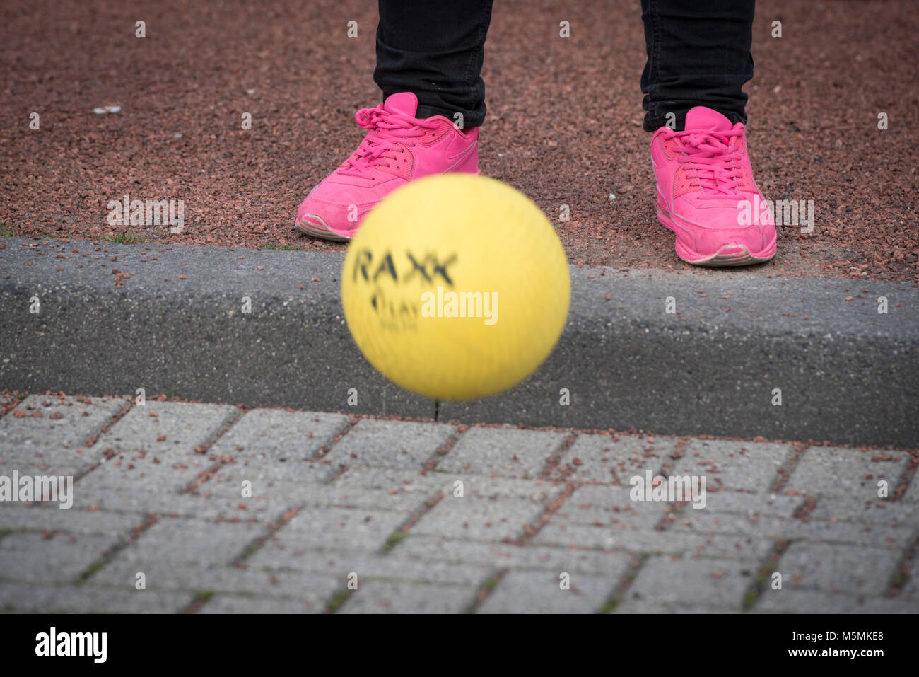 Ball spielen zu bändigen. Niederländische Meisterschaft Stockfoto