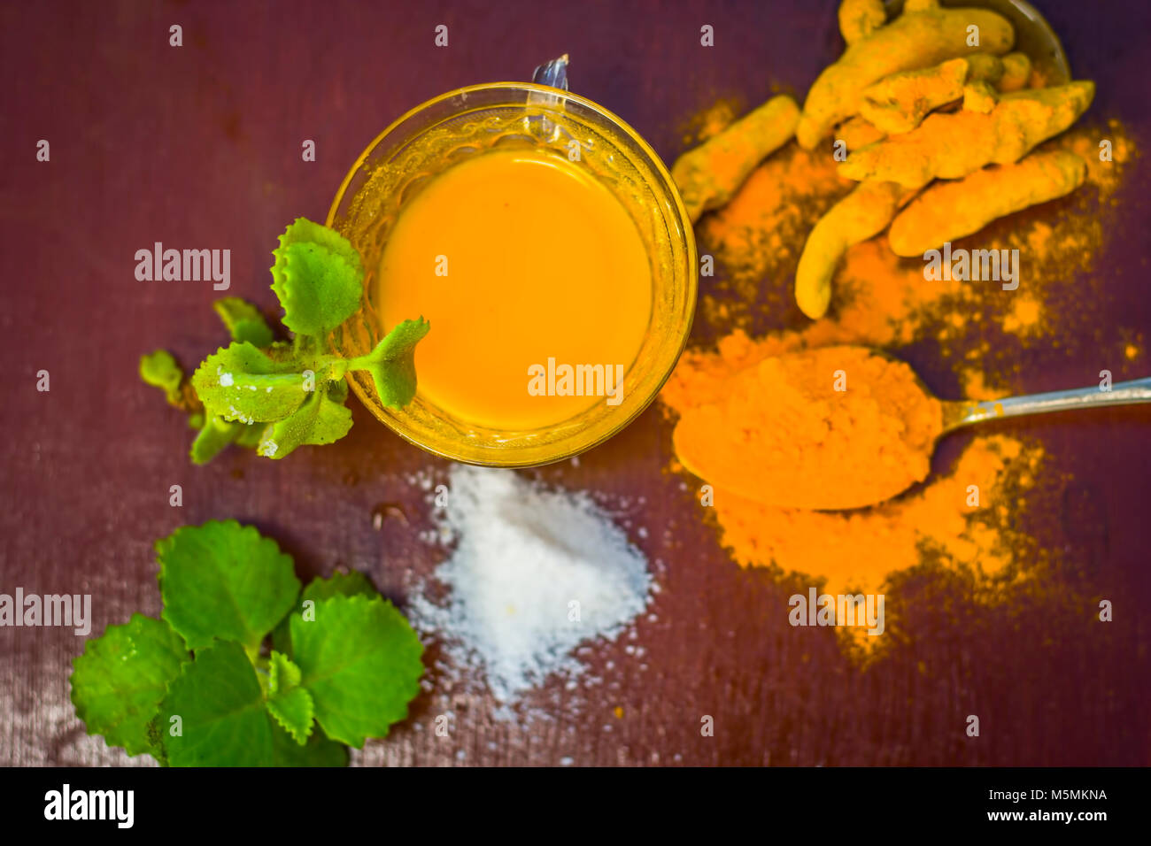 Kaffee der Gelbwurz, Curcuma longa, Haldi, Ajowan, Trachyspermum ammi und salz, Natriumchlorid. Stockfoto