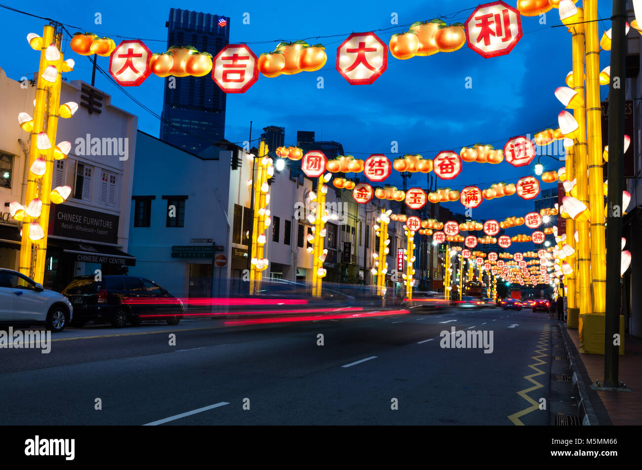 Chinatown Singapur Feiern zum chinesischen Neujahrsfest mit Licht Dekoration entlang der Straße mit Wort des Segens. Wort liest viel Glück und bleiben Sie wohlhabend. Stockfoto