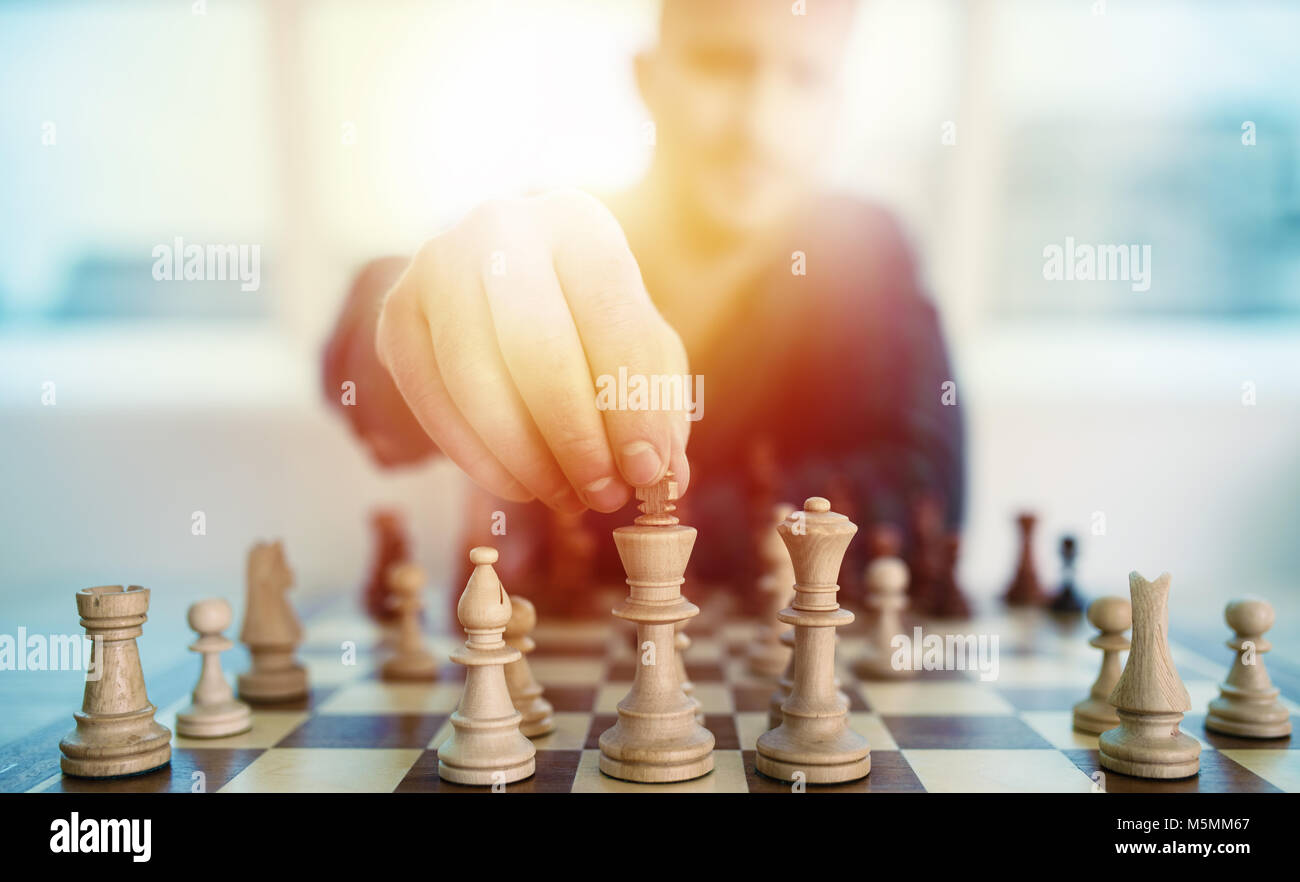 Geschäftsmann spielen mit Schach spiel. Konzept der Business Strategie und Taktik Stockfoto