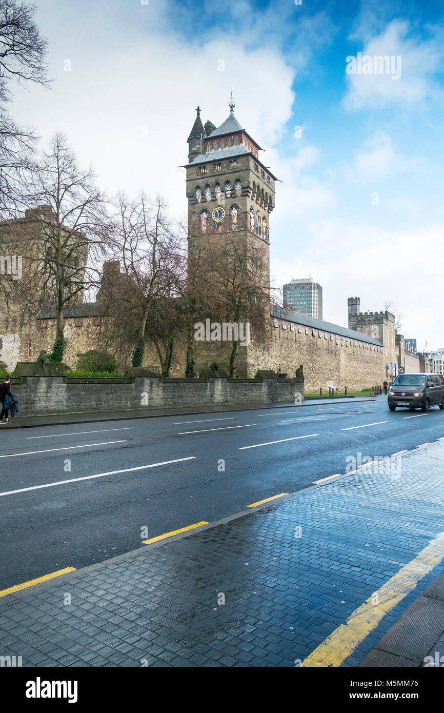 Der Uhrturm, das Schloss von Cardiff im Stadtzentrum von Cardiff in Wales. Stockfoto