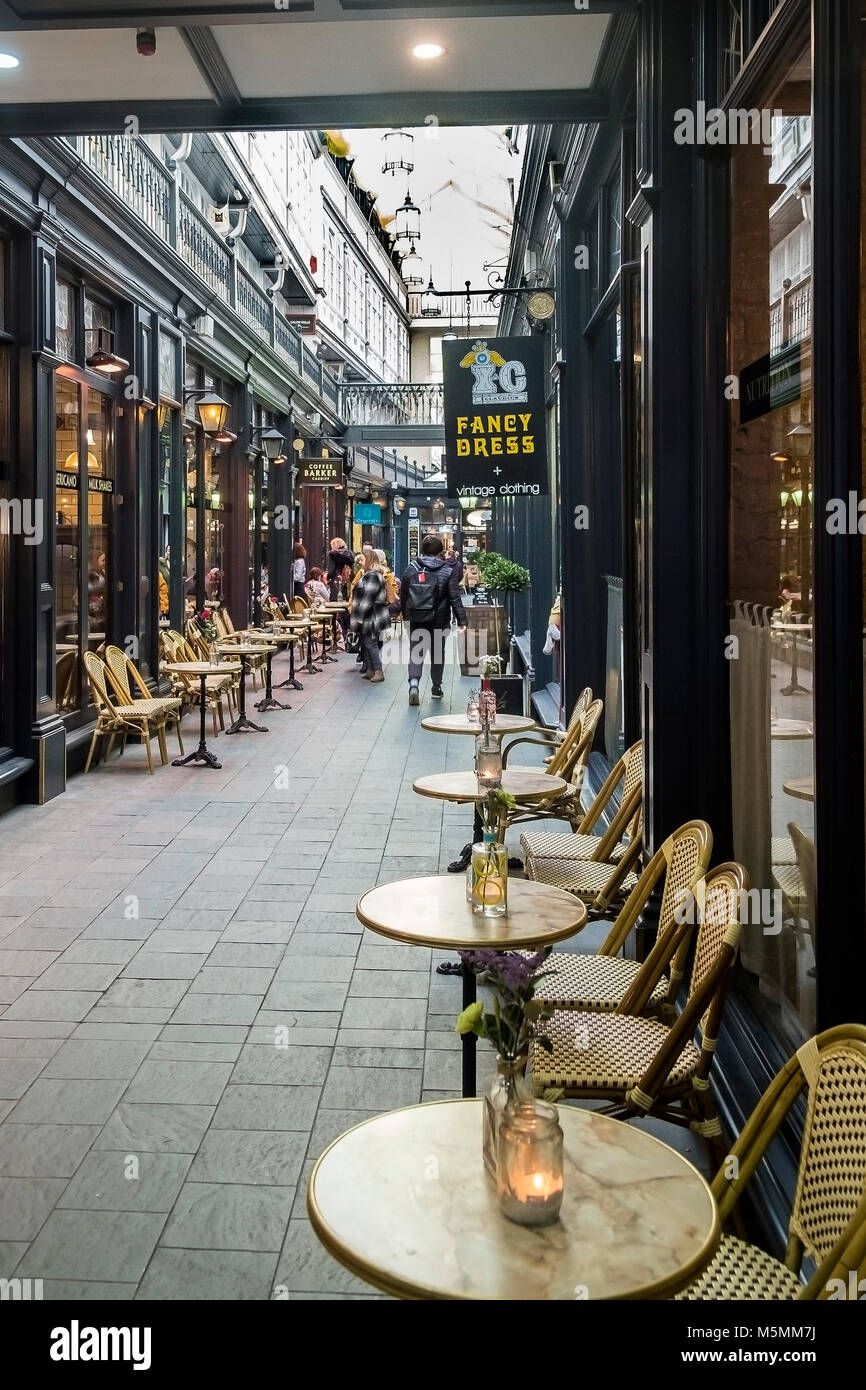 Tische und Stühle in der historischen Victorain Schloss Arcade in Cardiff City Centre Wales. Stockfoto