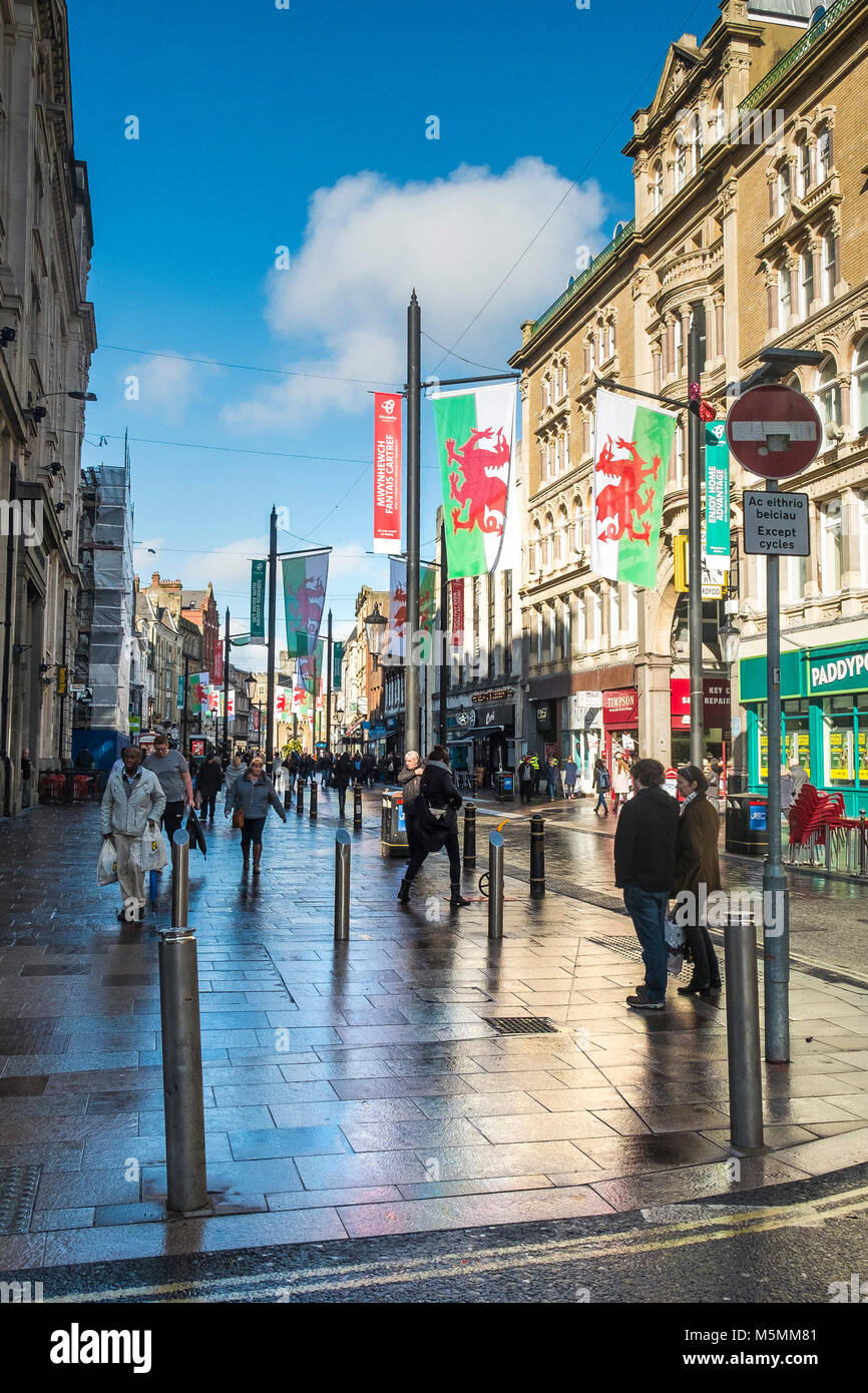 Eine Straßenszene in Cardiff City Centre Wales. Stockfoto