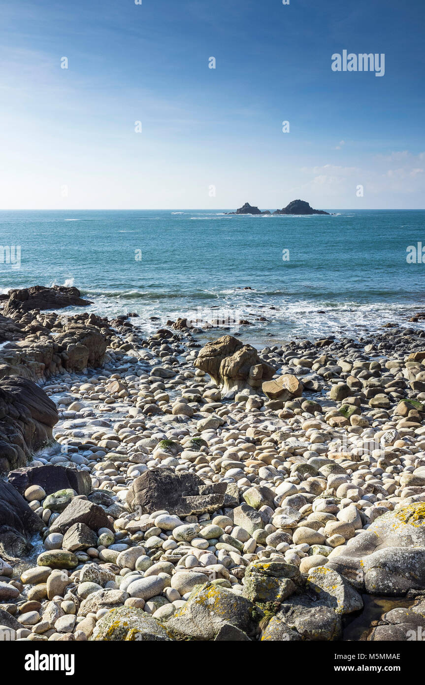 Die Brisons vor der Küste von Porth Nanven in Cornwall. Stockfoto