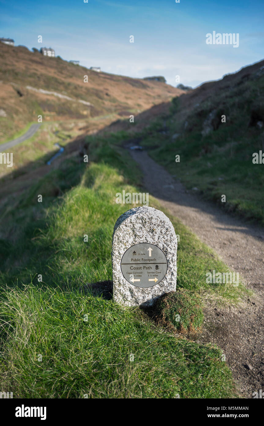 Ein Granit Schild an der South West Coast Path von Porth Nanven Kinderbett Tal in Cornwall. Stockfoto