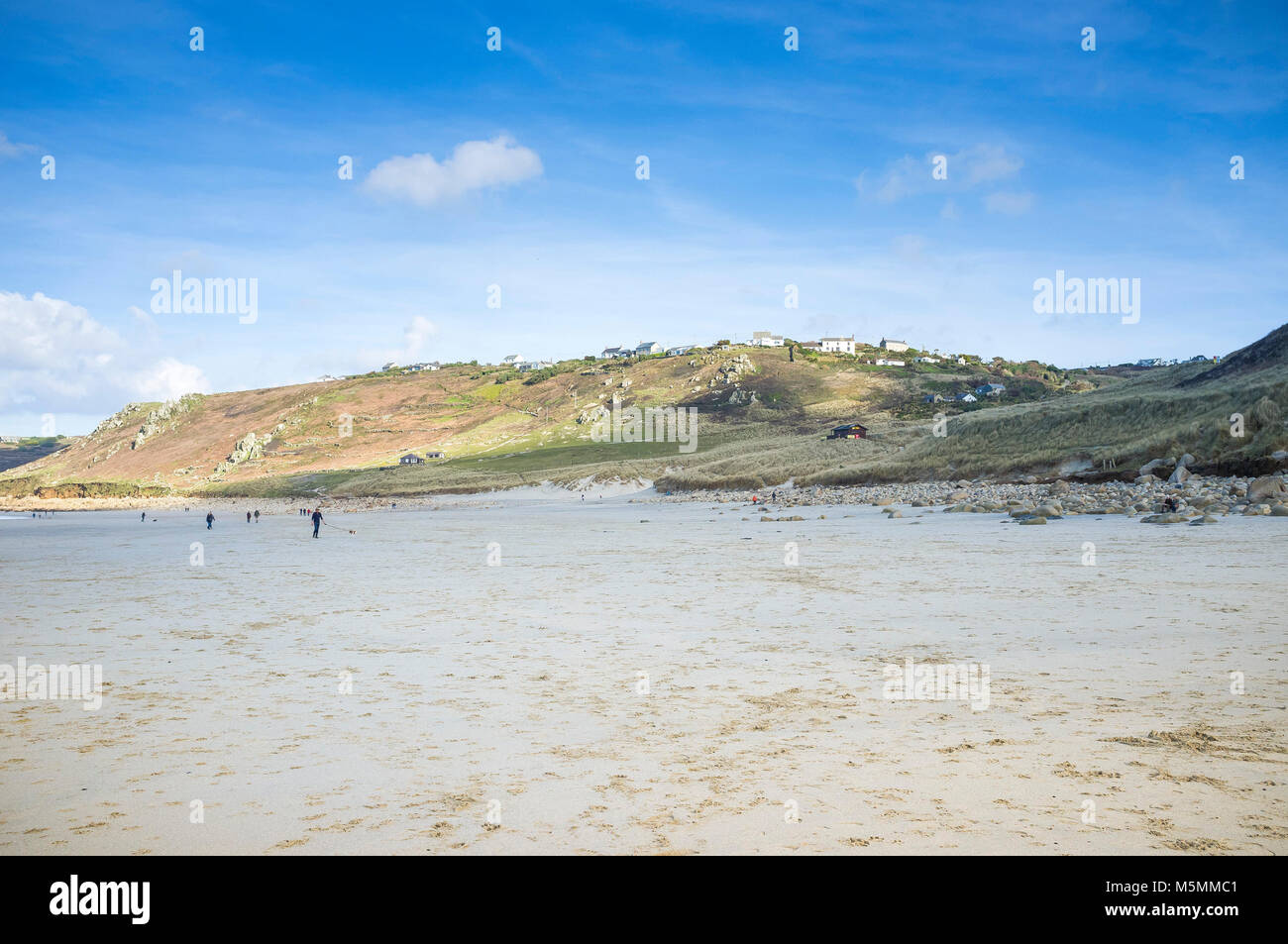 Sennen Cove in der Nebensaison in Cornwall. Stockfoto