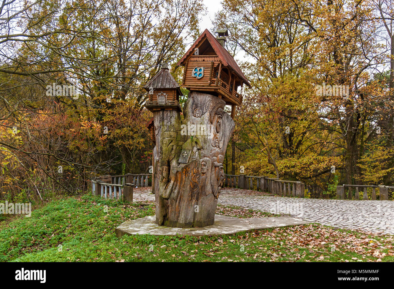 Tschechien, Ukraine Oktober 5, 2017: Beherrschung von Carven auf einem Baum an einem Baumstumpf. Stockfoto