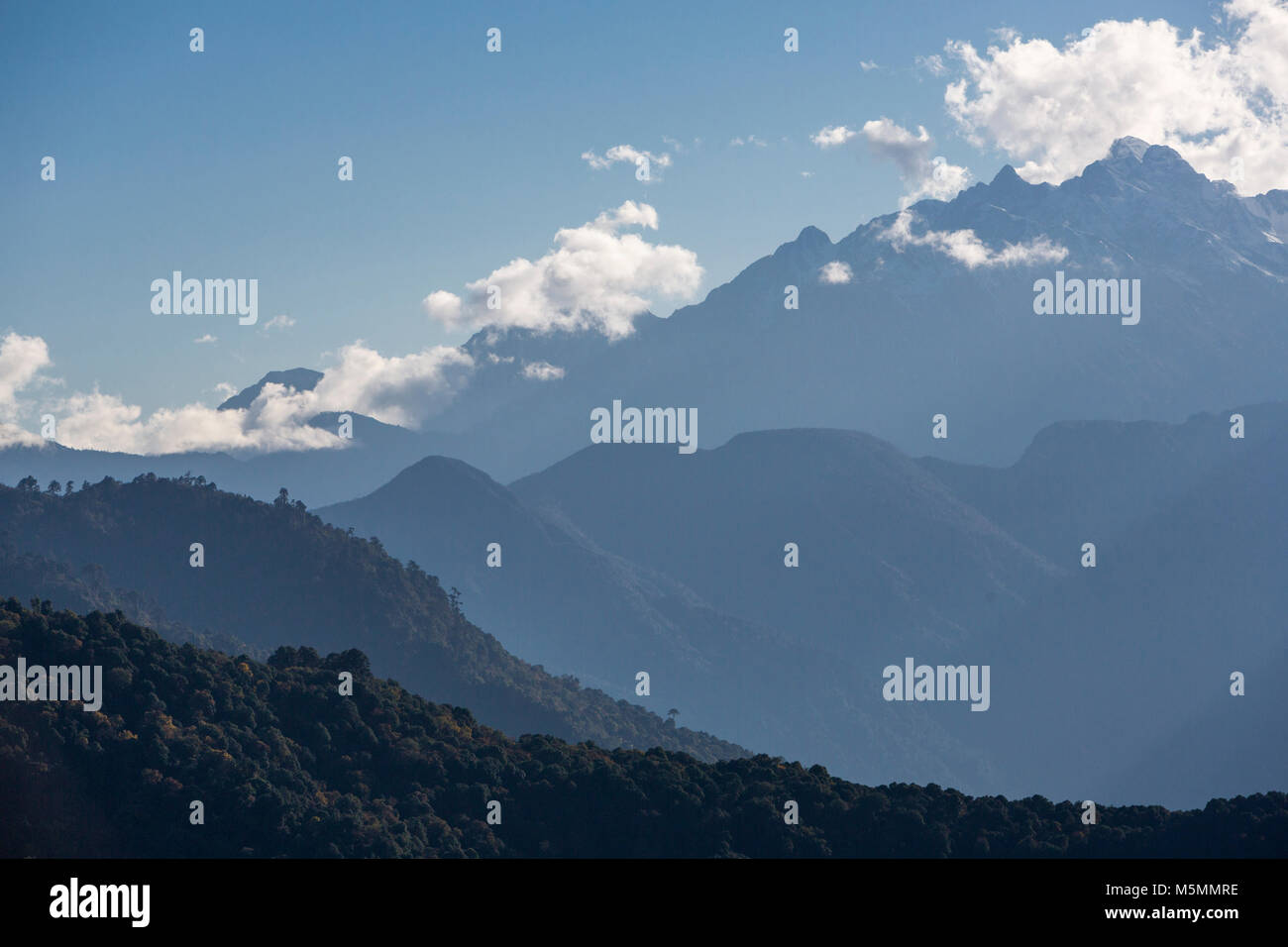Trongsa, Bhutan. Himalayan Foothills zwischen Prakhar und Trongsa. Stockfoto