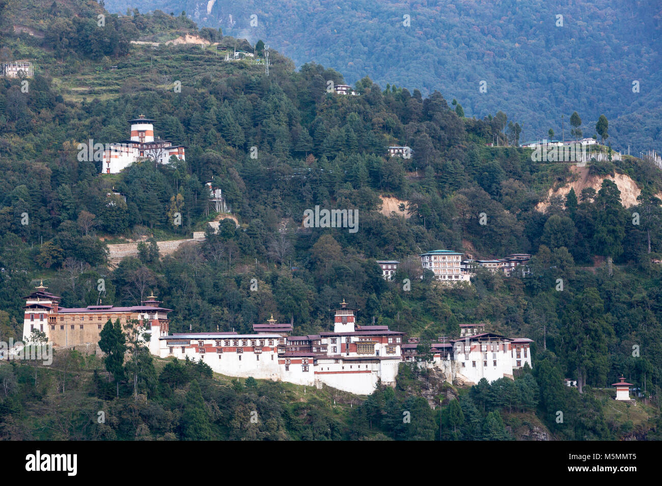 Trongsa, Bhutan. Trongsa Dzong (Monastery-Fortress) am späten Nachmittag. Trongsa Royal Heritage Museum links oben. Stockfoto