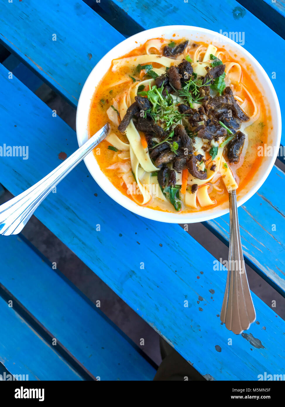 Trongsa, Bhutan. Mittagessen, Nudelsuppe mit getrocknetem Rindfleisch und Grüns. Stockfoto