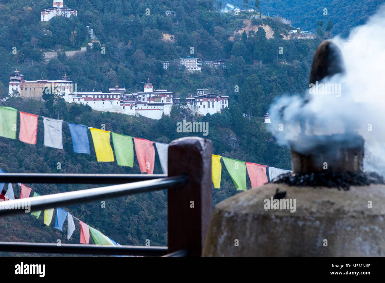 Trongsa, Bhutan. Trongsa Dzong (Monastery-Fortress) am frühen Morgen. Trongsa Royal Heritage Museum links oben. Stockfoto