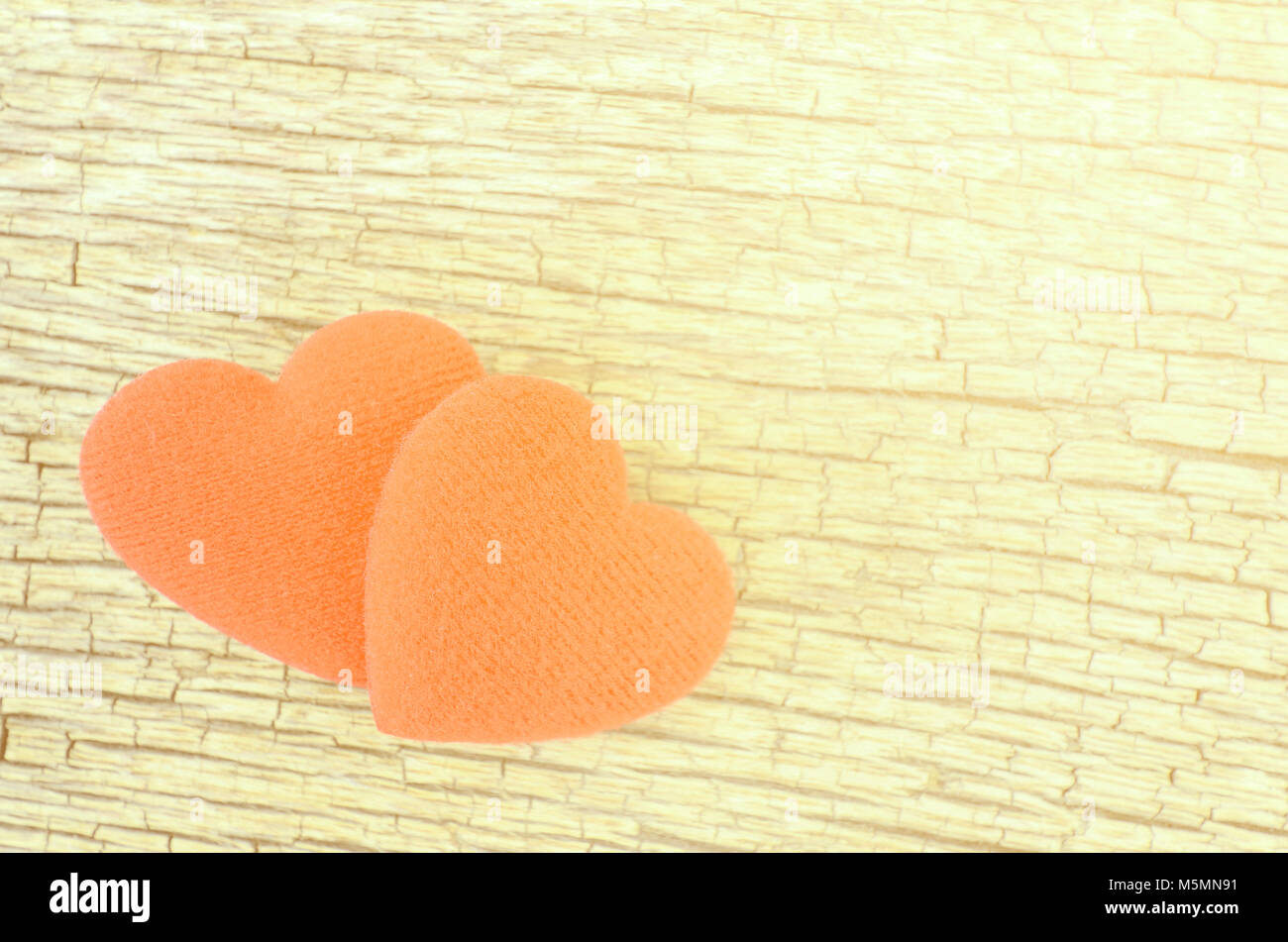 Zwei Herzen auf alten Holz Hintergrund mit weichen Licht Ton. Stockfoto
