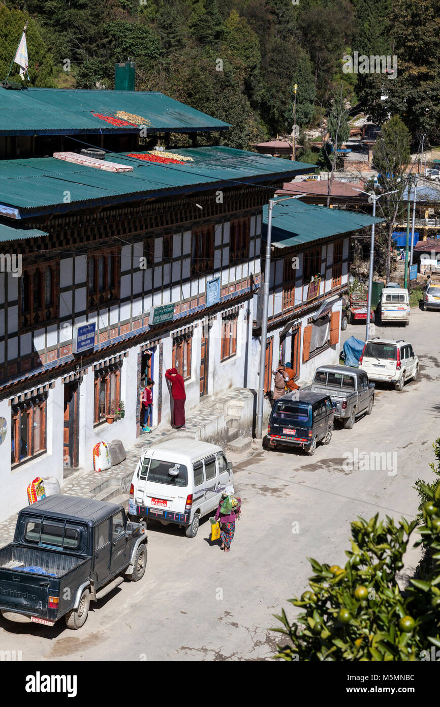 Trongsa, Bhutan. Main Street, City Centre. Chilischoten Trocknen auf der Dachterrasse. Stockfoto