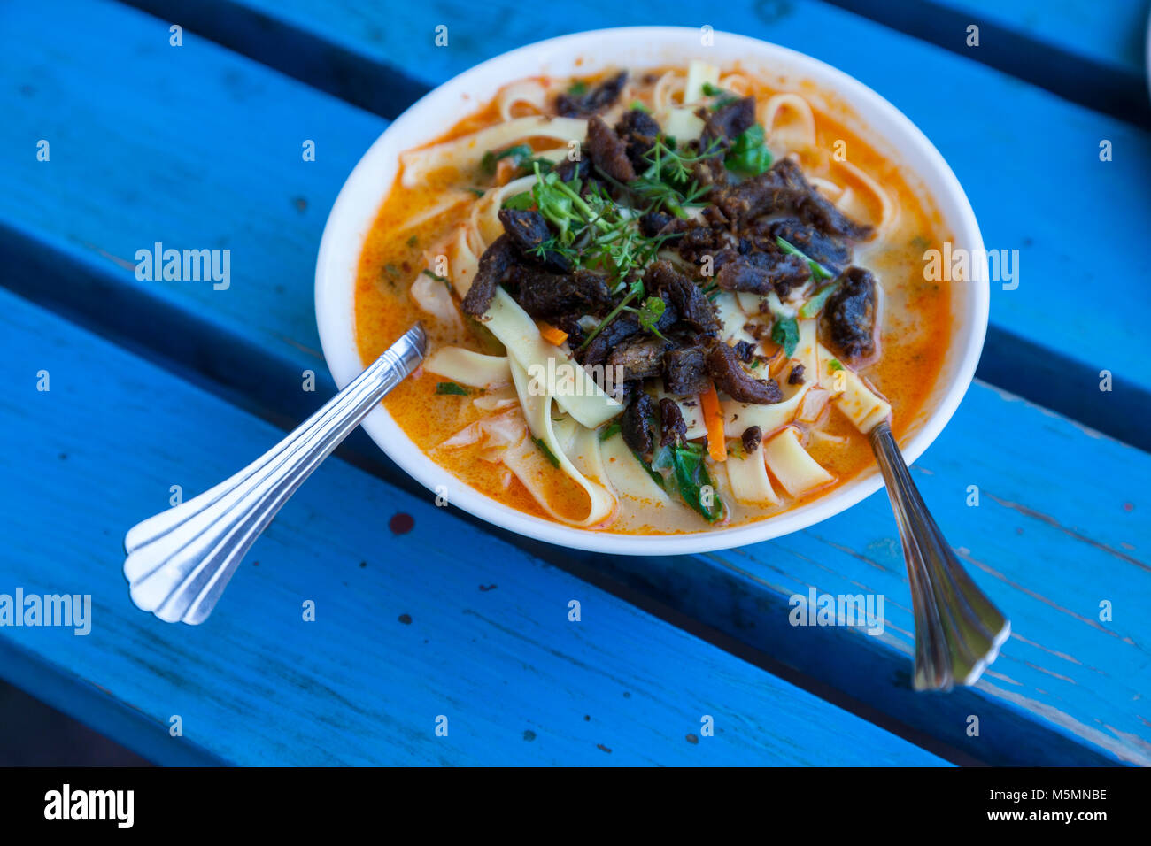 Trongsa, Bhutan. Mittagessen, Nudelsuppe mit getrocknetem Rindfleisch und Grüns. Stockfoto