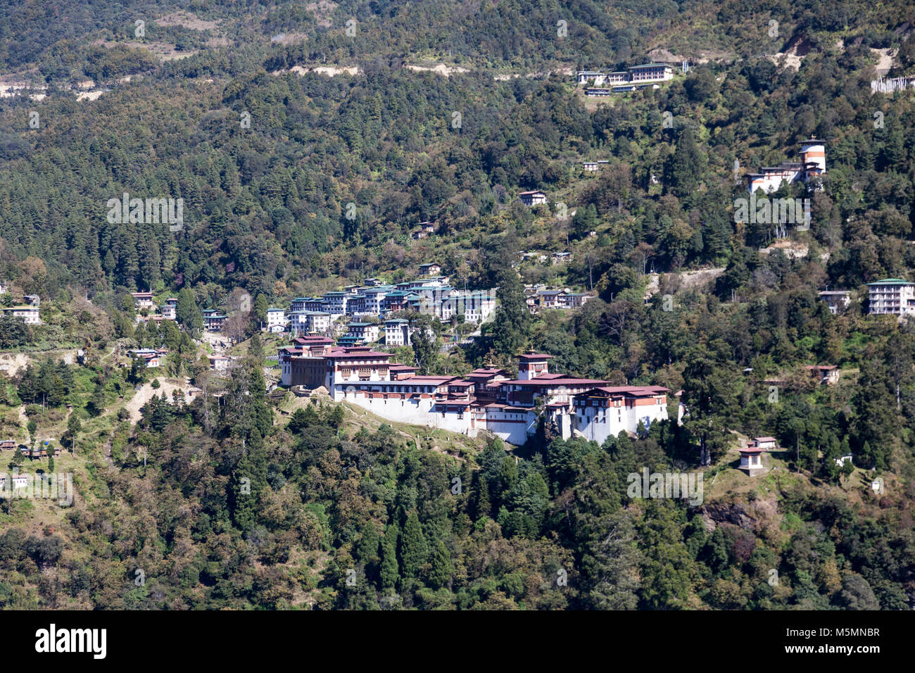 Trongsa, Bhutan. Trongsa Dzong (Monastery-Fortress). Trongsa Royal Heritage Museum rechts oben. Stockfoto