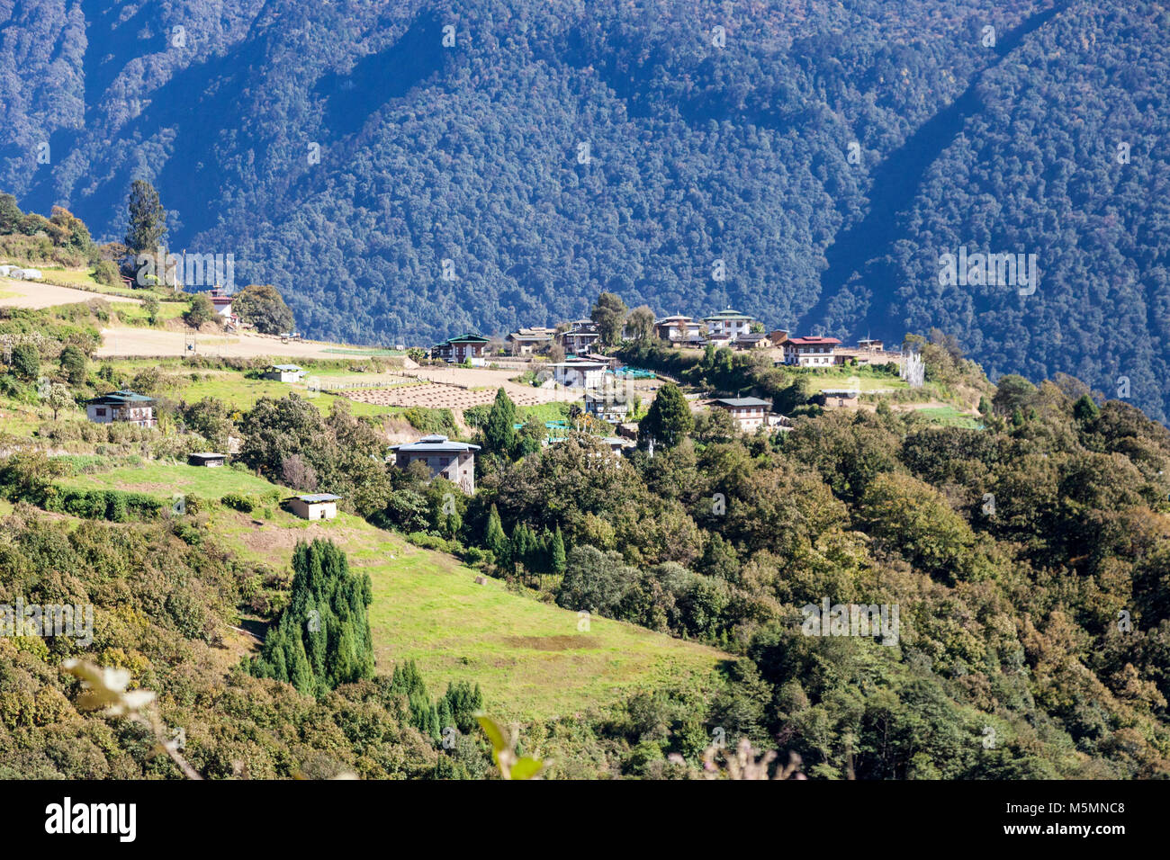 Trongsa, Bhutan. Dorf in der Nähe von Trongsa in den Vorbergen des Himalaya. Stockfoto