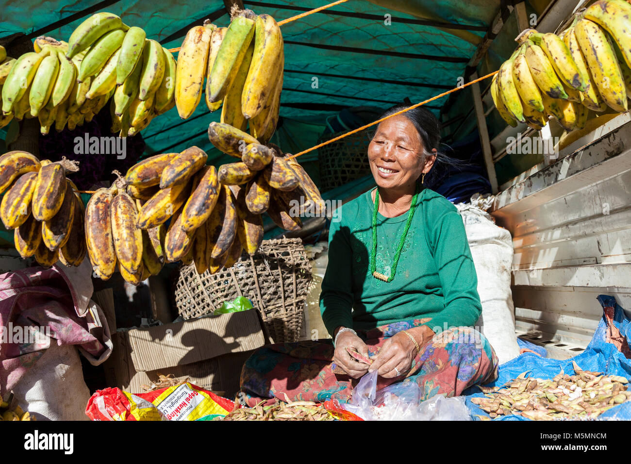 Chendebji, Bhutan. Obst Anbieter mit Bananen zum Verkauf. Stockfoto