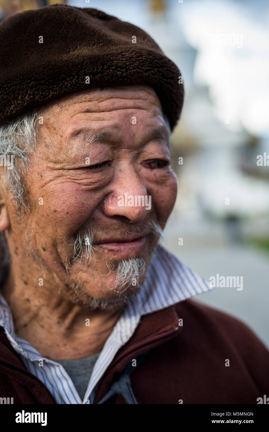 Thimpu, Bhutan. Alter Mann am Eingang zum National Memorial Chorten. Stockfoto