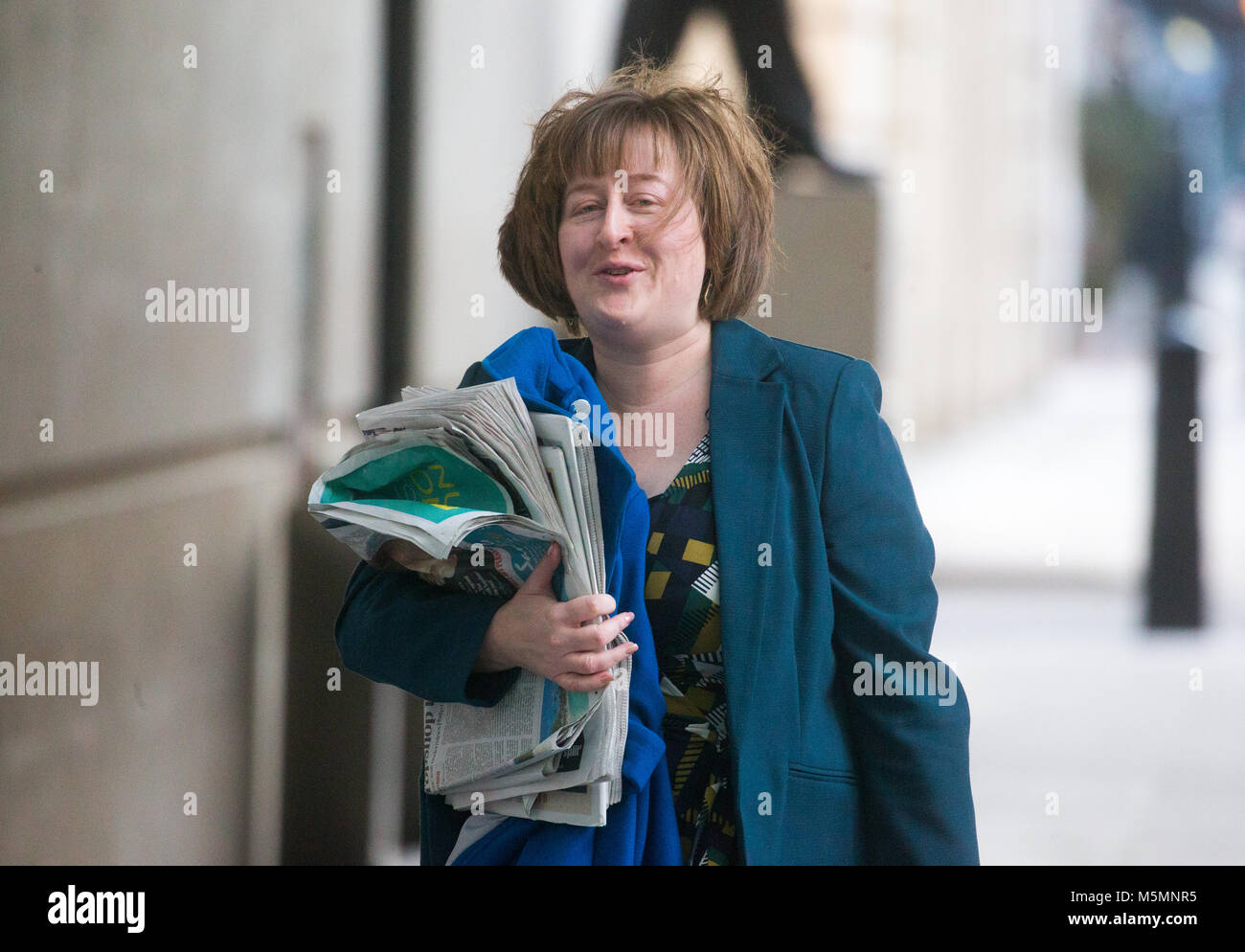 Katie Perrior, ehemaliger politischer Berater von Premierminister, Theresa kann, kommt der "Andrew Marr Show "die Zeitungen zu lesen. Stockfoto