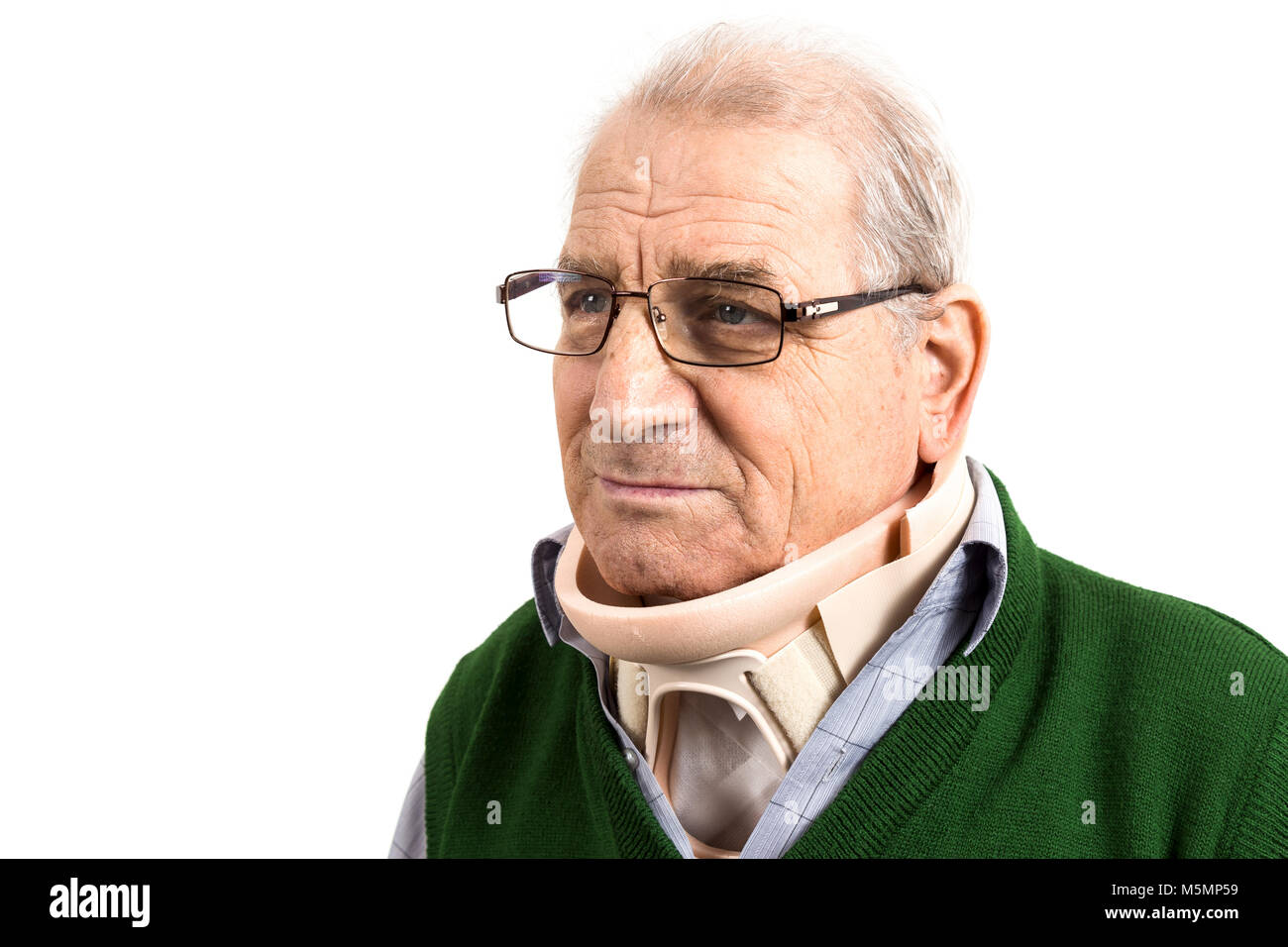 Alter Mann mit einem chirurgischen zervikalen Kragen. Portret der alte Mann Stockfoto
