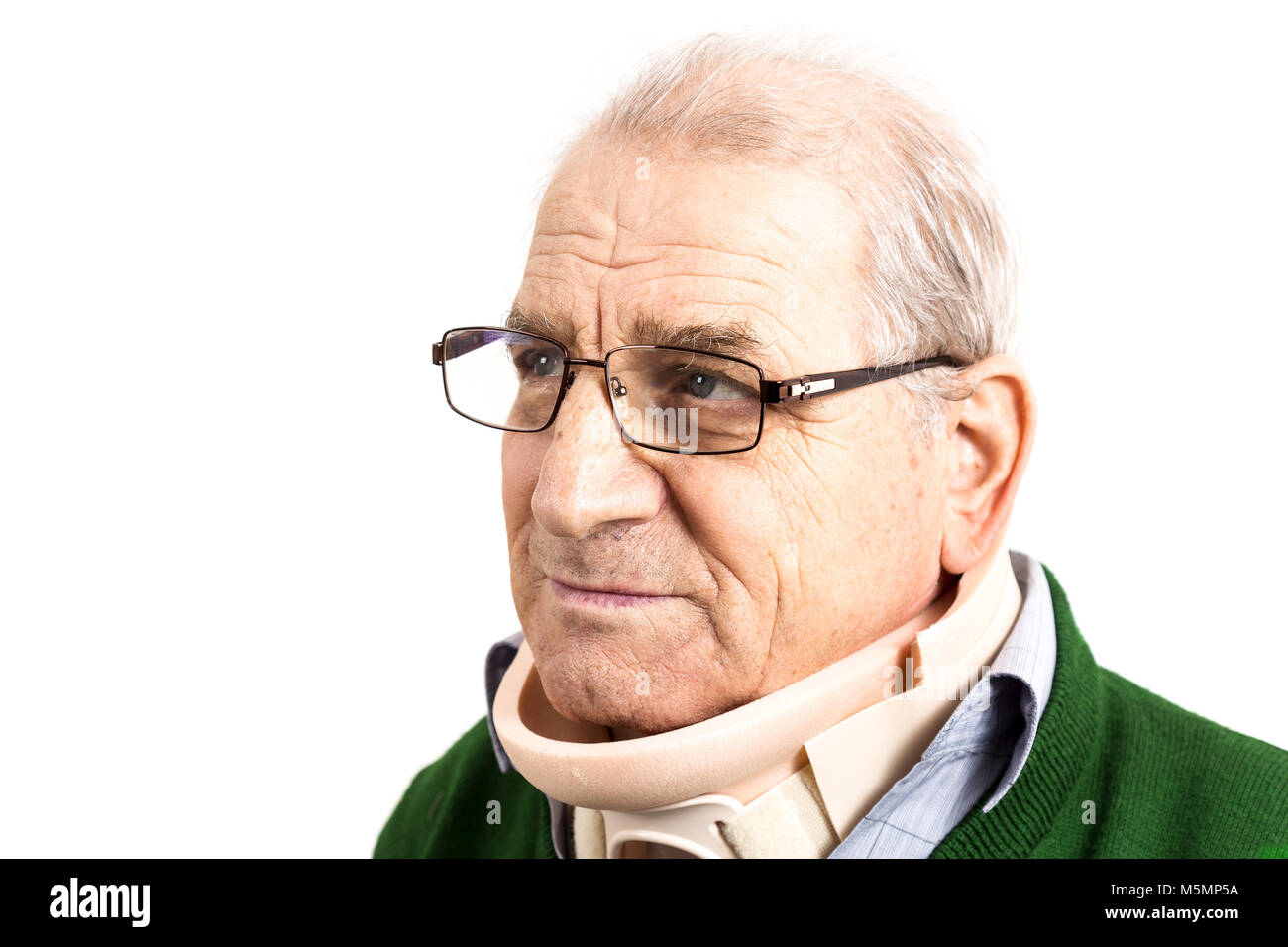 Portret der alte Mann mit einem chirurgischen zervikalen Kragen nach der Operation Stockfoto