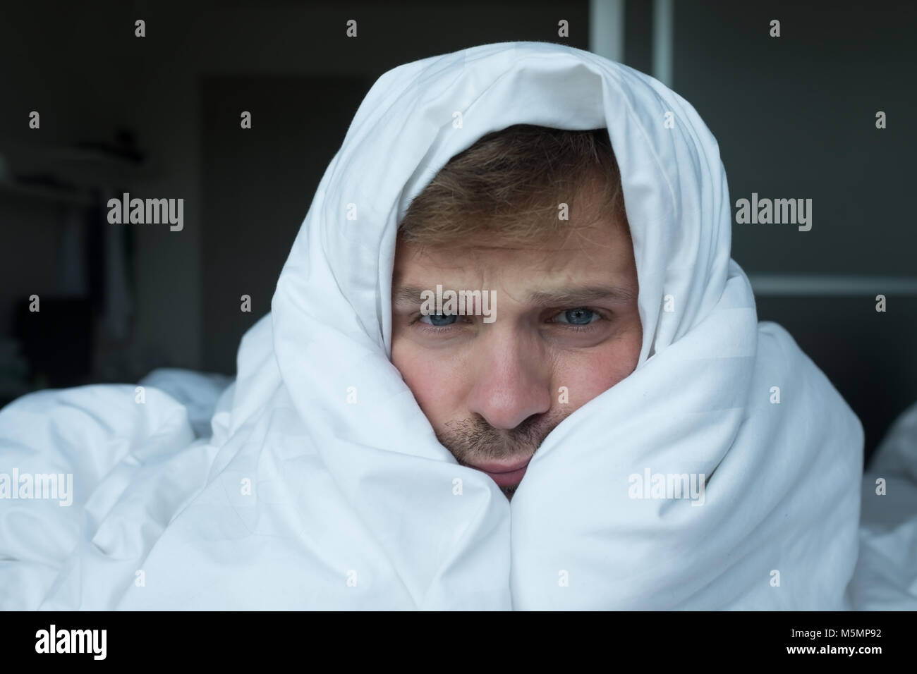 Close up Portrait der kaukasischen Mann mit Schlaflosigkeit. Stockfoto