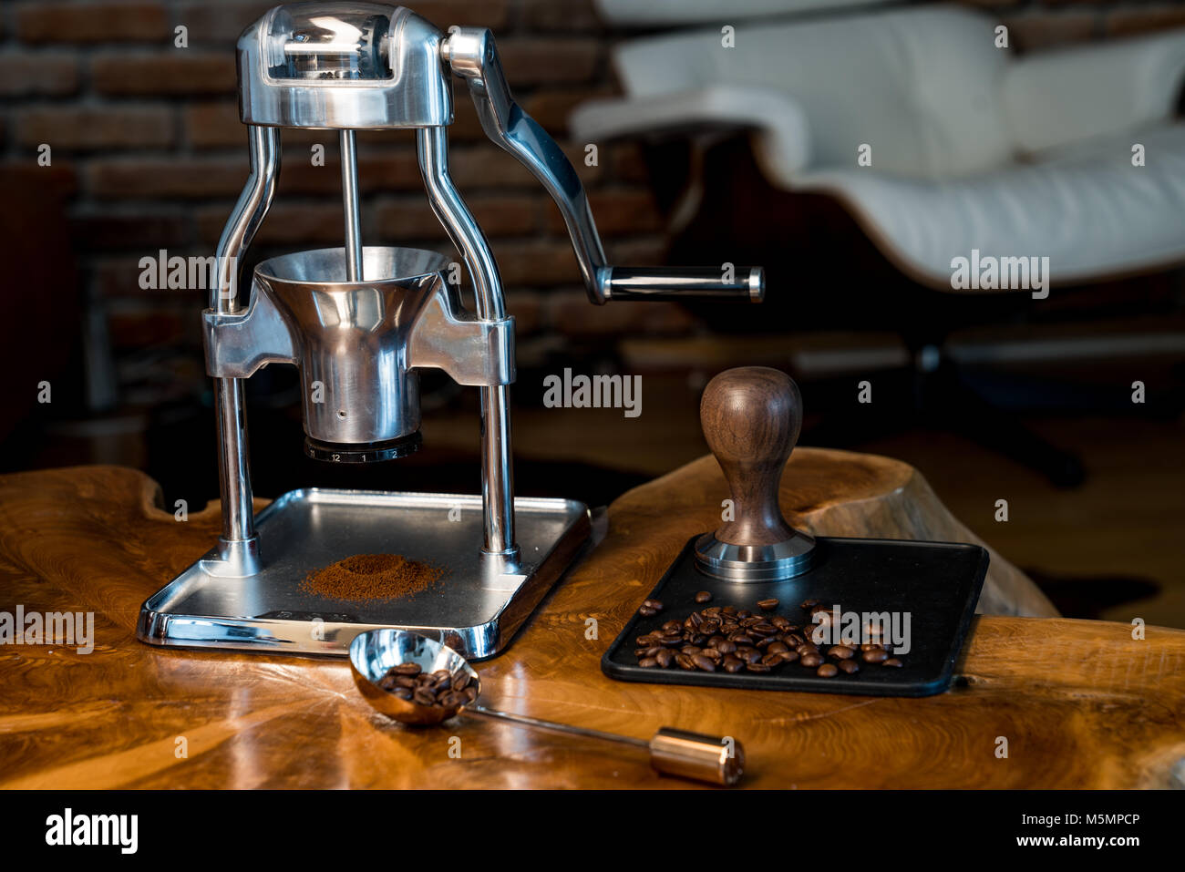 Espresso Grinder und Portafilter - Barista zu Hause Stockfoto