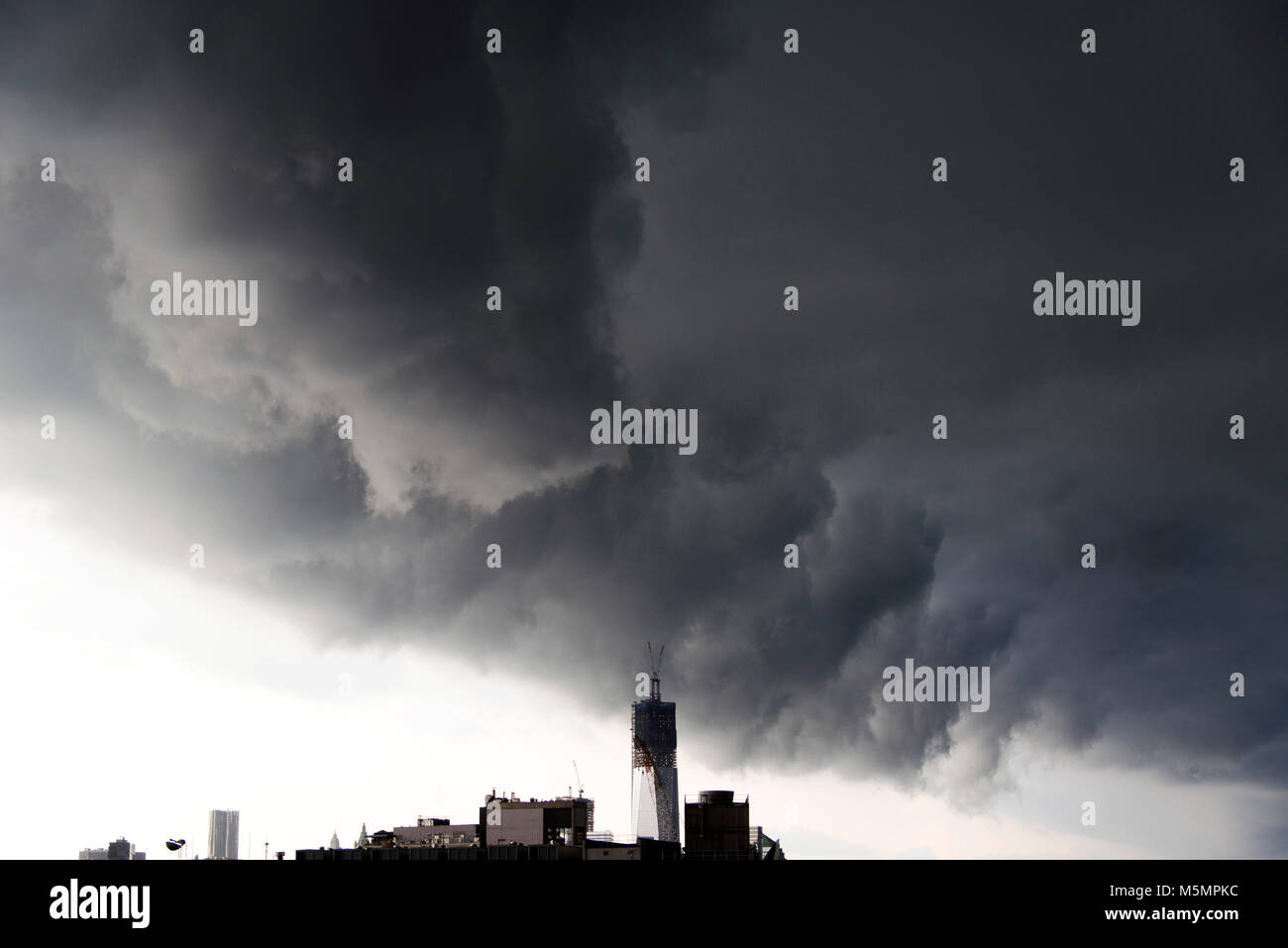 Dramatische Wolken auf Manhattan, New York City und New Jersey skyline Stockfoto