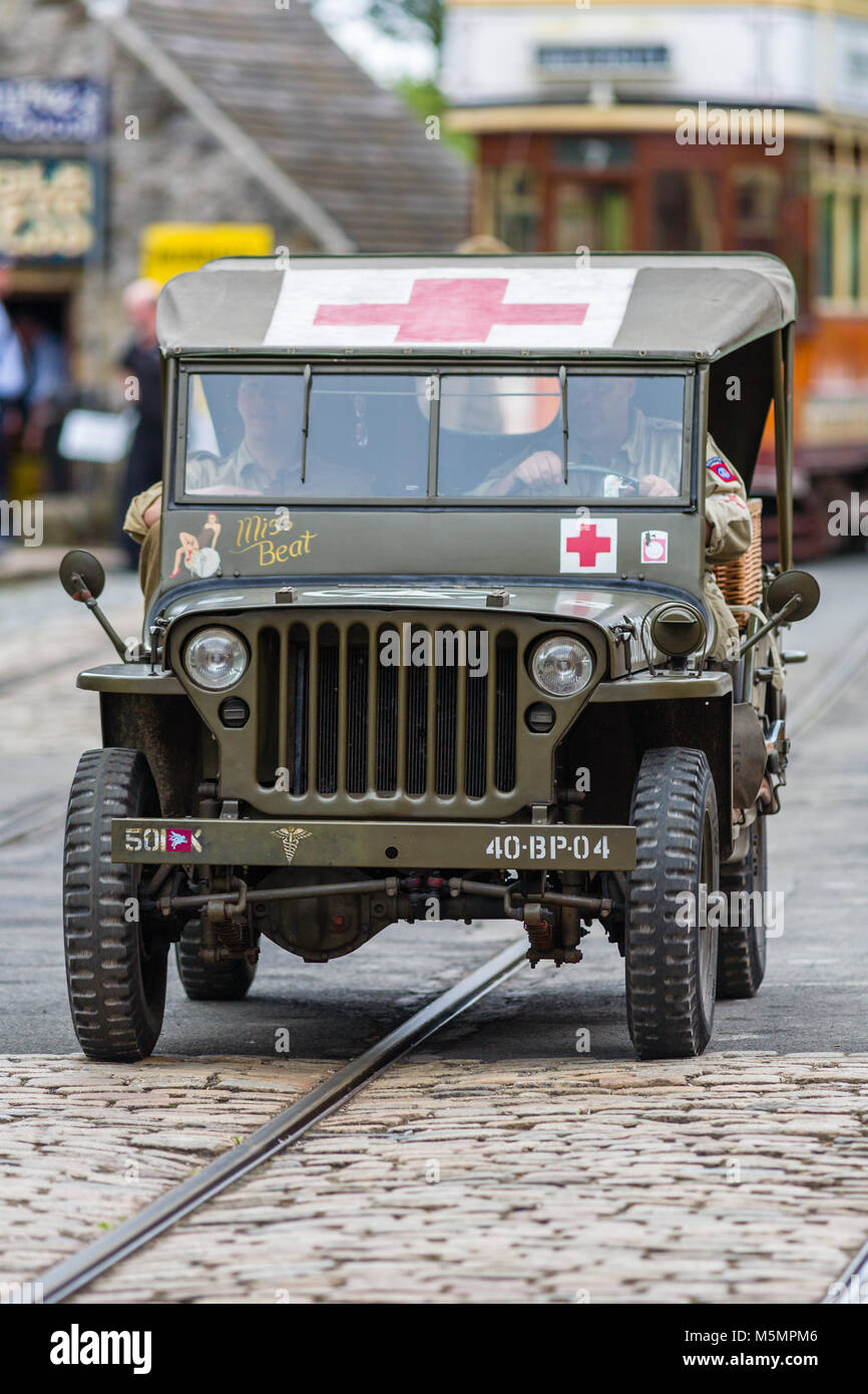 1940 s Radio Jeep medizinische Fahrzeug bei der Re-enactment Wochenende an der Nationalen Tramway Museum, Crich, Derbyshire, England, Großbritannien Stockfoto