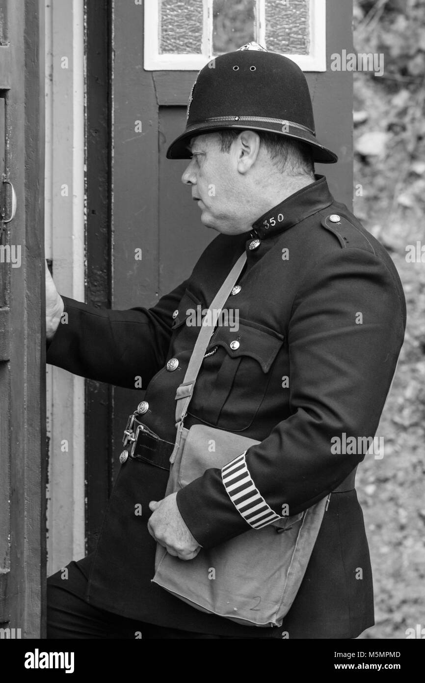 1940 s Polizei Polizist Re-Enactor in eine Polizei an der Nationalen Tramway Museum, Crich, Derbyshire, England, Großbritannien Stockfoto