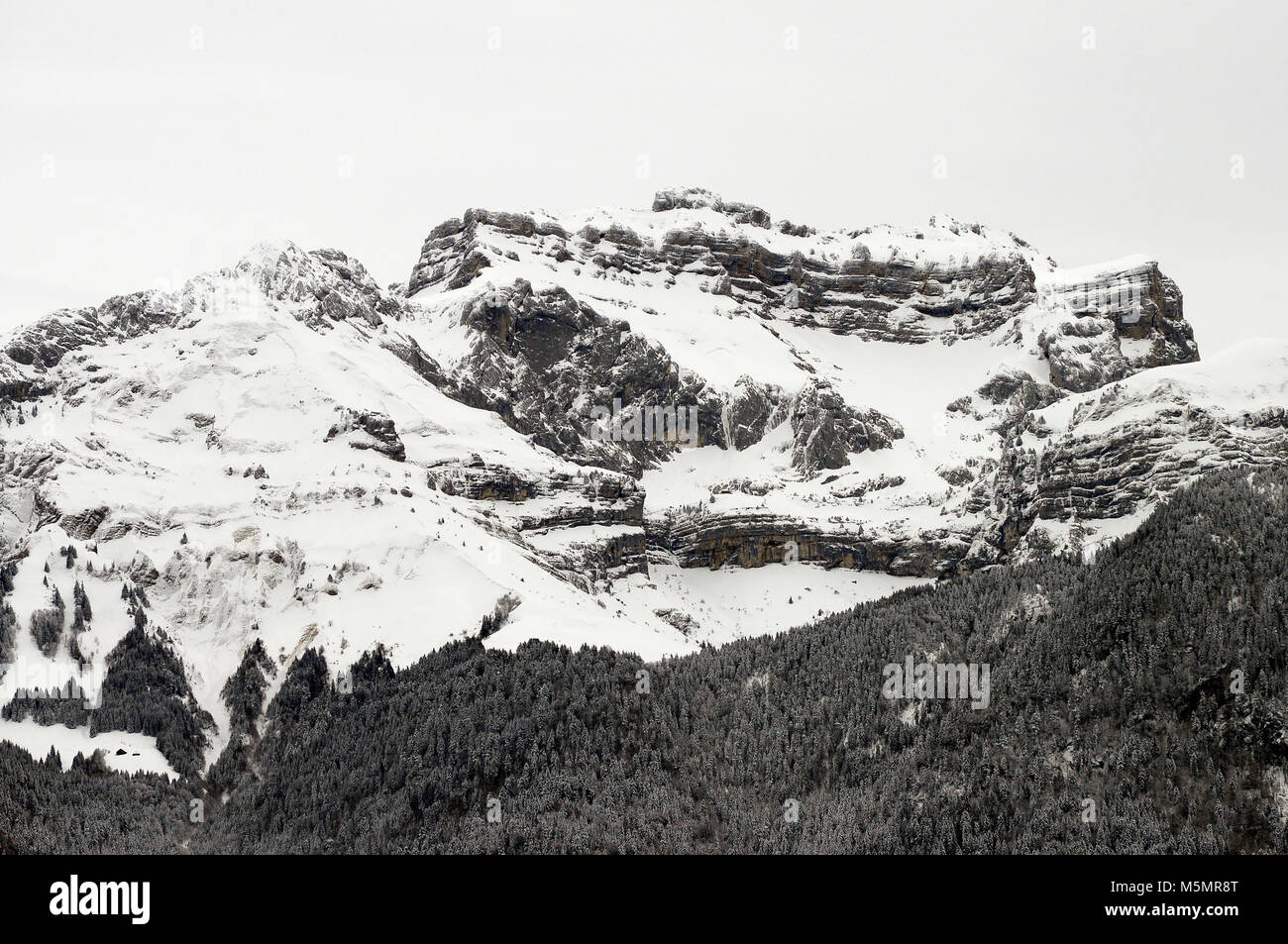 Tournette verschneiten Berge und grauer Himmel Landschaft, in Savoyen, Frankreich Stockfoto