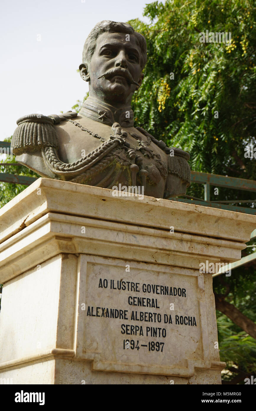 Büste von Governor General Alexandre Alberto Da Rocha de Serpa Pinto, Albuquerque Square, Praia, Santiago, Cape Verde Stockfoto