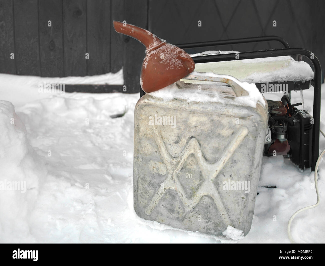 Power Generator und ein Kanister mit Trichter an die Spitze gesetzt, auf dem Schnee, Outdoor closwup Stockfoto