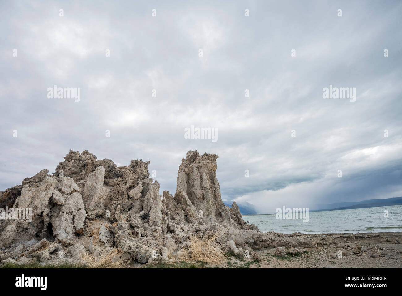 Mit Gewitterwolken brauen, Sand tufas stand hoch über Mono Lake, Kennzeichnung Rezession der salzigen Wasser über Jahrtausende in Lee Vining, Kalifornien Stockfoto