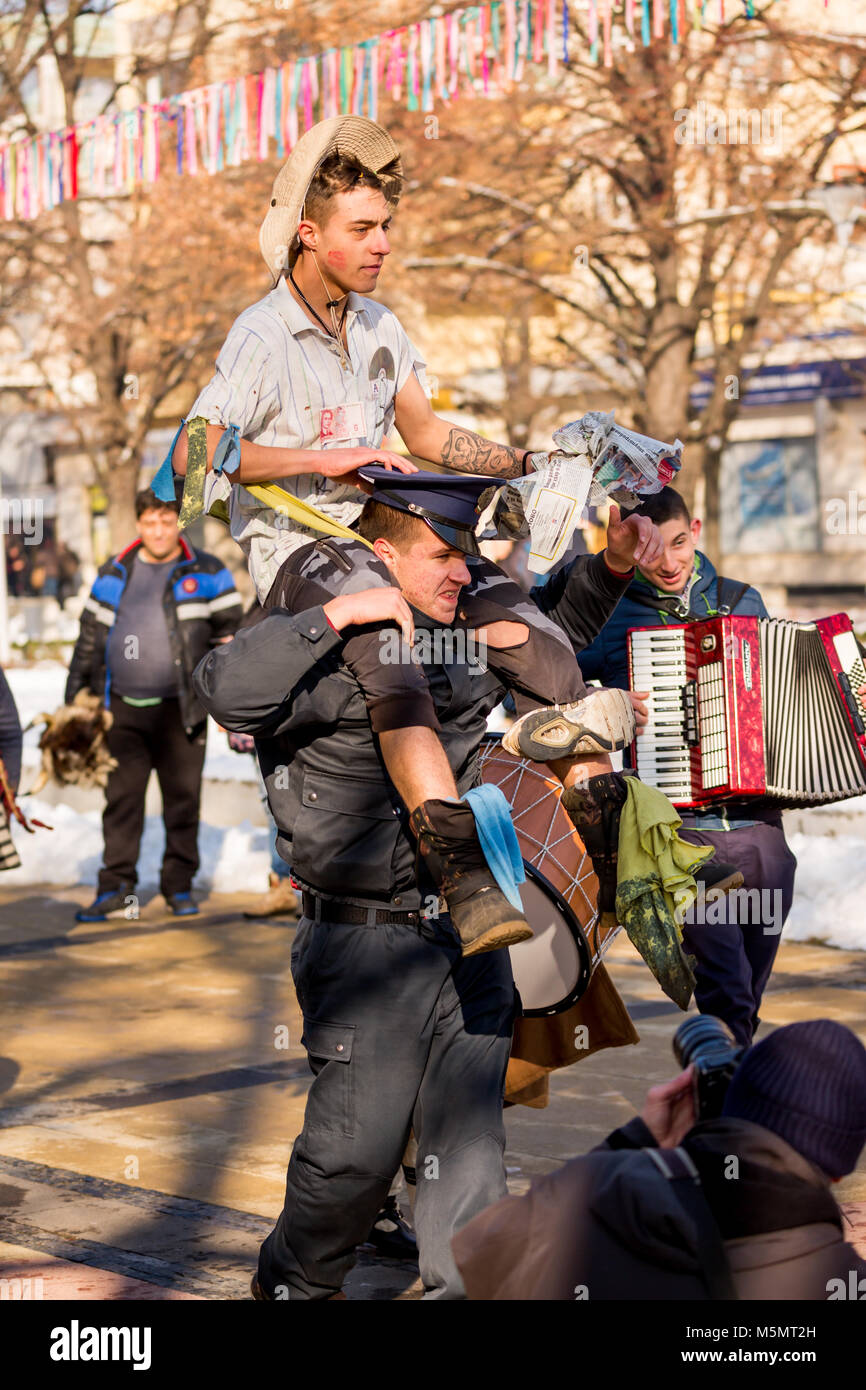 PERNIK, Bulgarien - 26. JANUAR 2018: Männlich gekleidet als Polizist lustige Bürger trägt mit Make-up in Street Festival bei der jährlichen Internationalen Festi Stockfoto