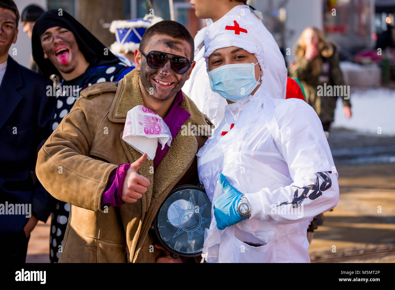 PERNIK, Bulgarien - 26. JANUAR 2018: die beiden Künstler Teens mit Kostümen von Patient und Pflegekraft stellen Lächeln für die Kamera bei der jährlichen Internationalen Fest Stockfoto