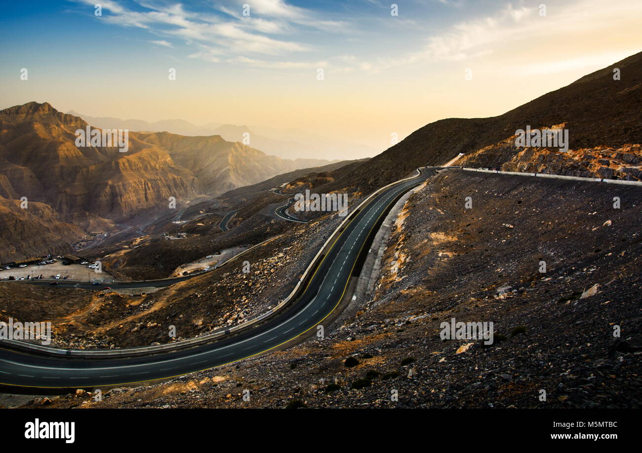 Jabal Jais Mountain Road bei Sonnenuntergang. Der höchste Berg in Vereinigte Arabische Emirate Stockfoto