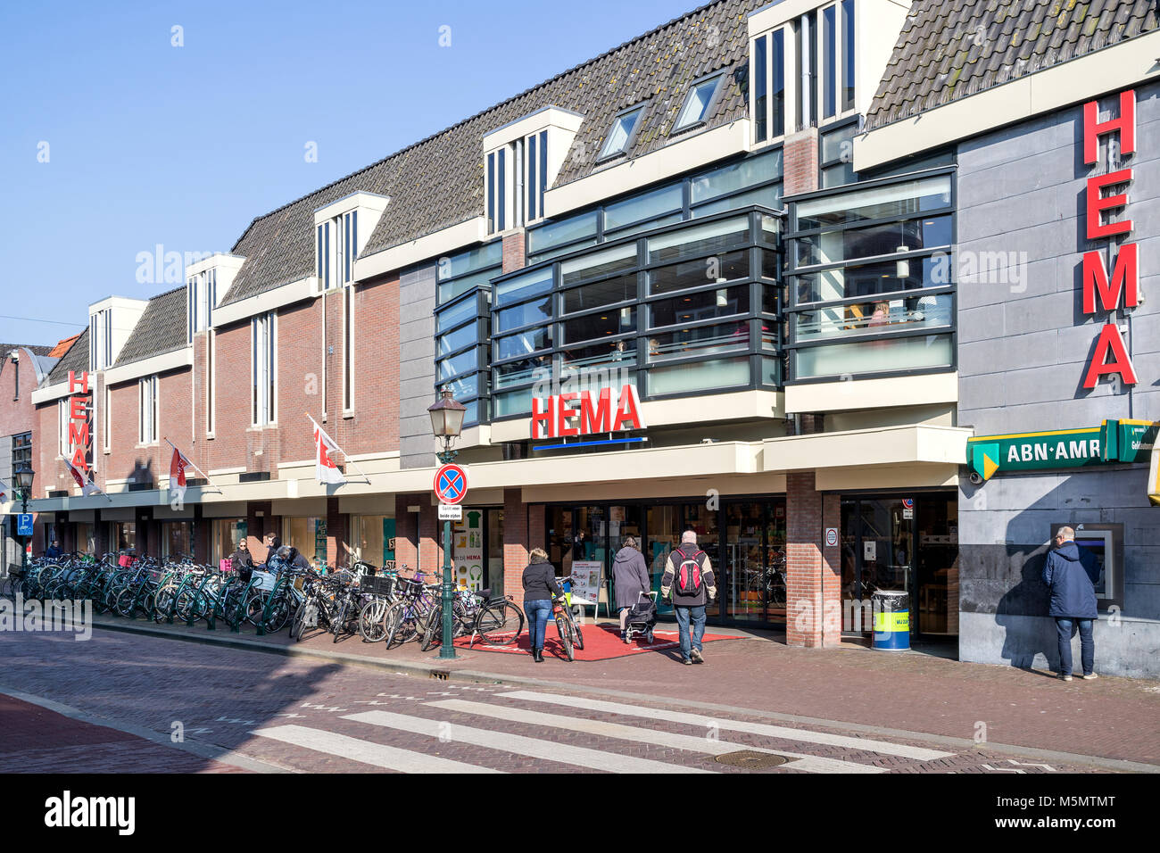 HEMA Niederlassung in Hoorn, Niederlande. HEMA ist einer niederländischen Kaufhauskette und wird durch die britische Investmentgesellschaft Lion Capital LLP ist seit 2007 in Familienbesitz. Stockfoto