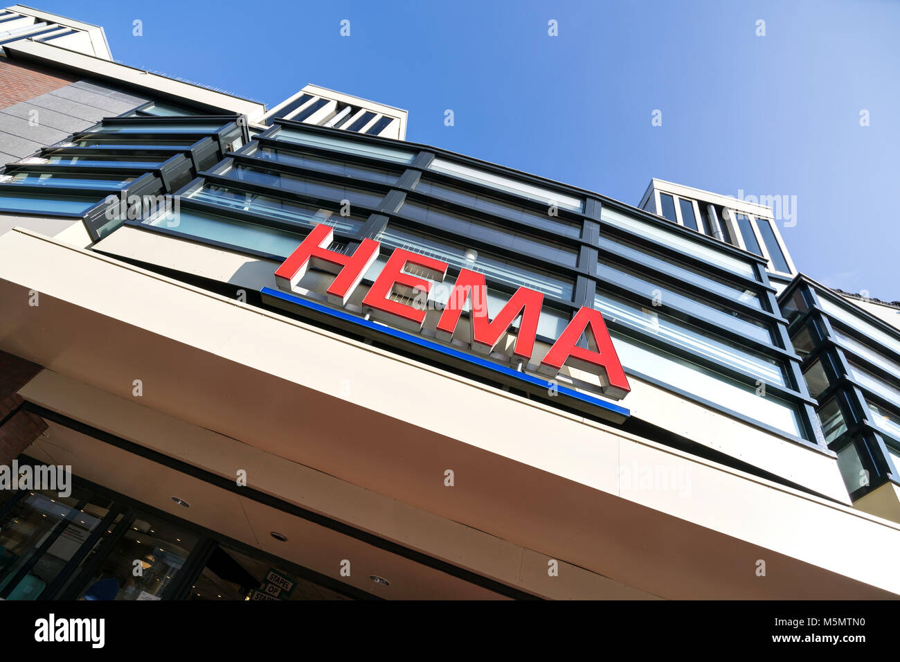 HEMA Zeichen in Zweigstellen. HEMA ist einer niederländischen Kaufhauskette und wird durch die britische Investmentgesellschaft Lion Capital LLP ist seit 2007 in Familienbesitz. Stockfoto